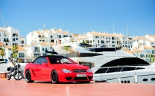 Ярко-красный Mercedes SL-class выделяется среди элитных яхт